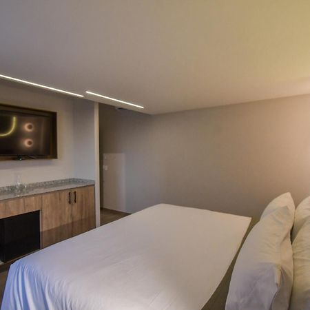 Expo Satelite 2750 Hotel & Suites Гуадалахара Екстериор снимка
