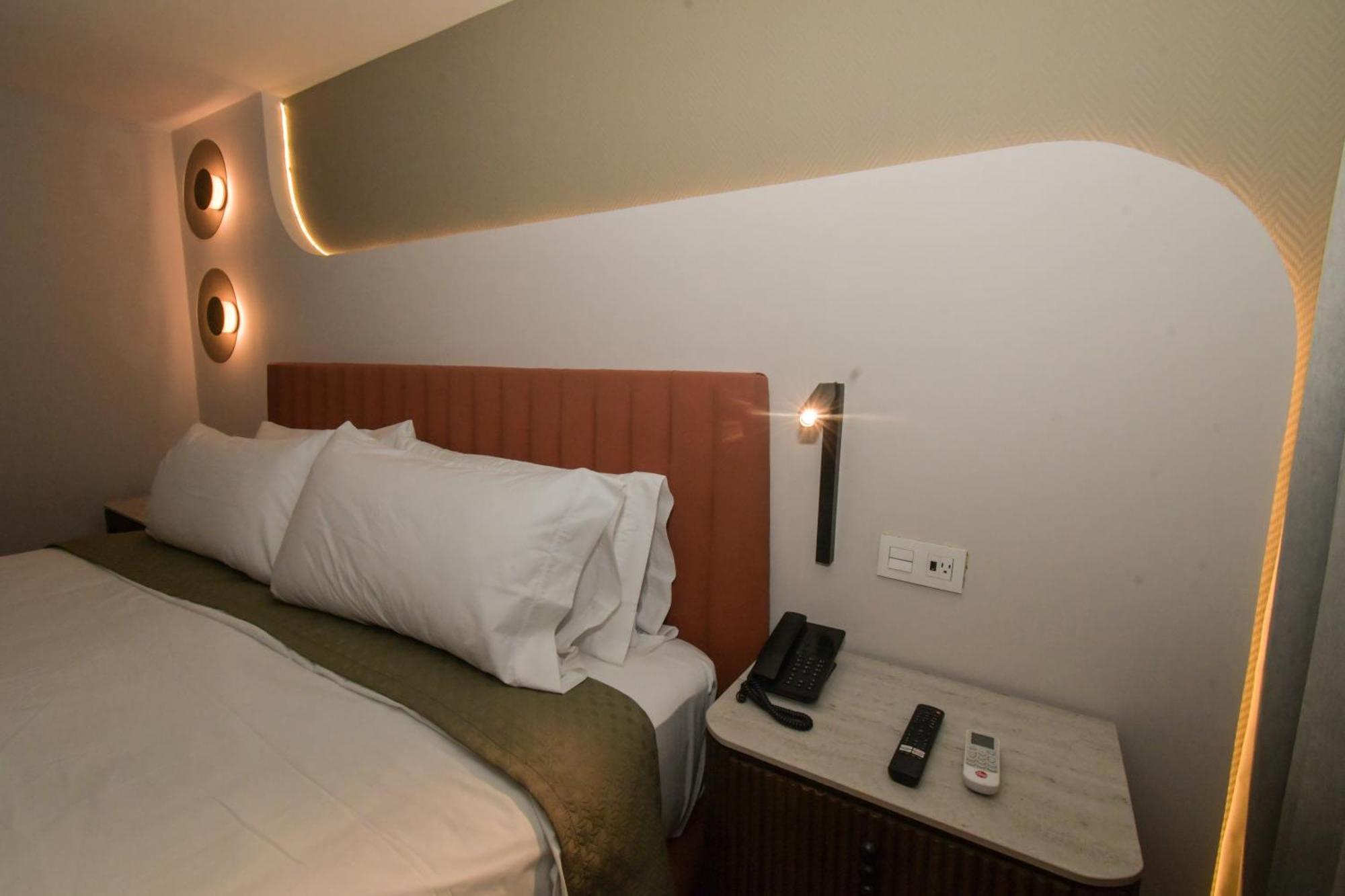 Expo Satelite 2750 Hotel & Suites Гуадалахара Екстериор снимка