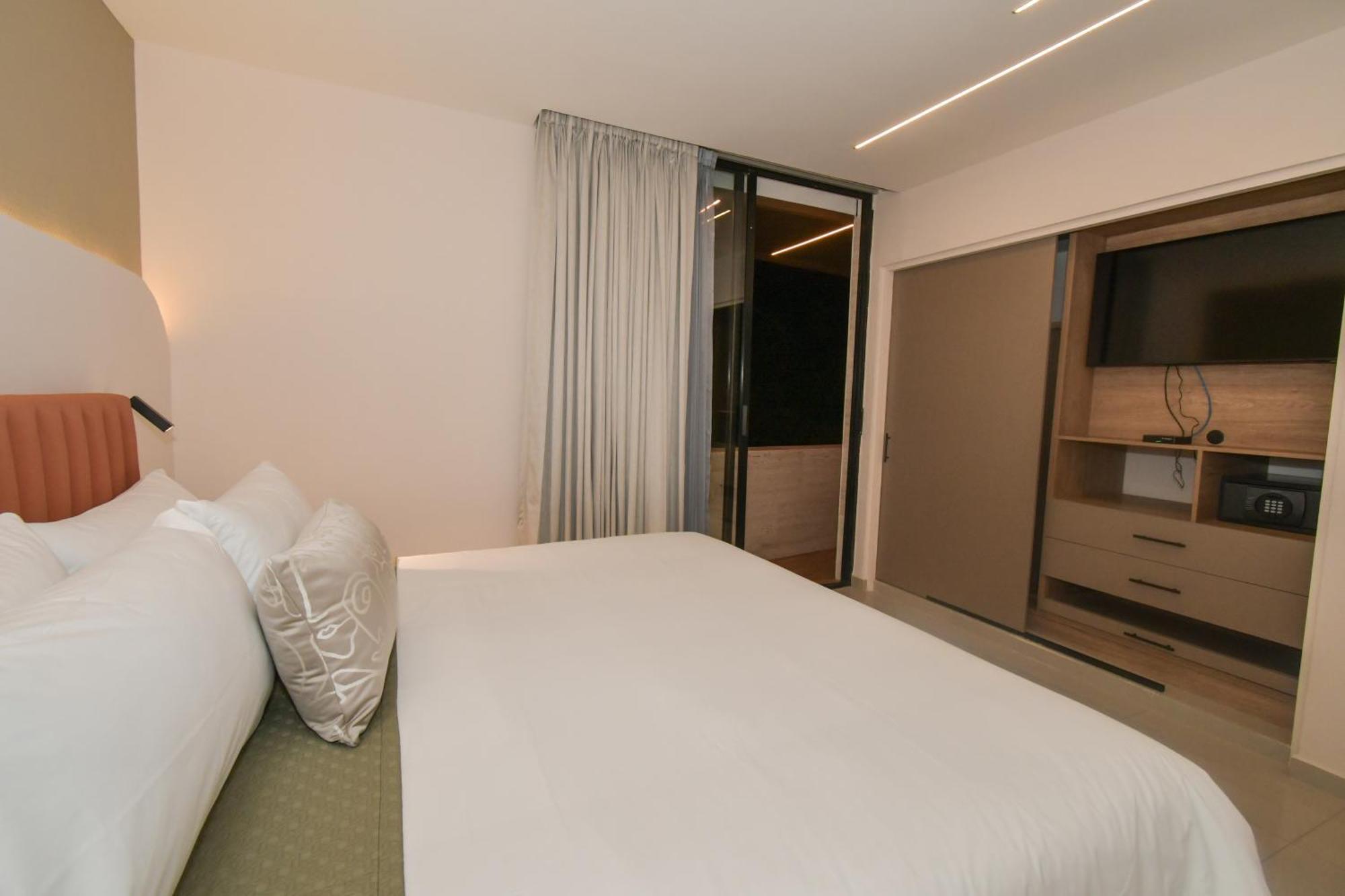 Expo Satelite 2750 Hotel & Suites Гуадалахара Екстериор снимка